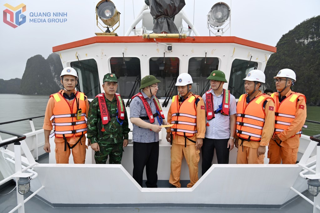 Đồng chí Đặng Xuân Phương, Phó Bí thư Tỉnh ủy, Trưởng đoàn Đại biểu Quốc hội tỉnh Quảng Ninh tới kiểm tra, động viên lực lượng cứu hộ VV88.com chính thức nhà cái đang làm nhiềm vụ tại Vịnh Hạ Long
